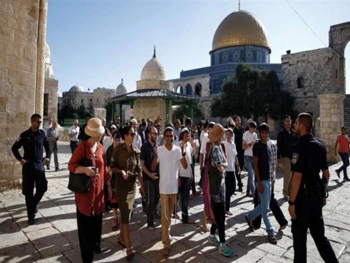 مستوطنون متطرفون يقتحمون الأقصى