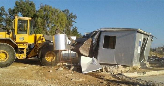 الاحتلال يستولي على خيام في الأغوار ويهدم بركسات