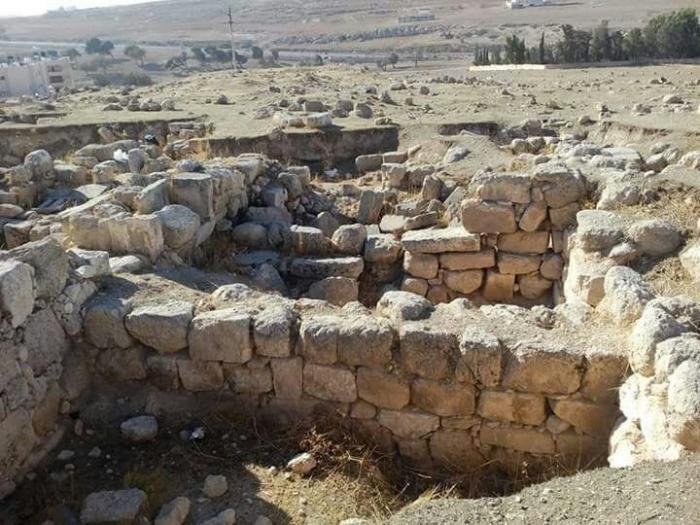 جرافات الاحتلال تهدم سلاسل حجرية جنوب نابلس