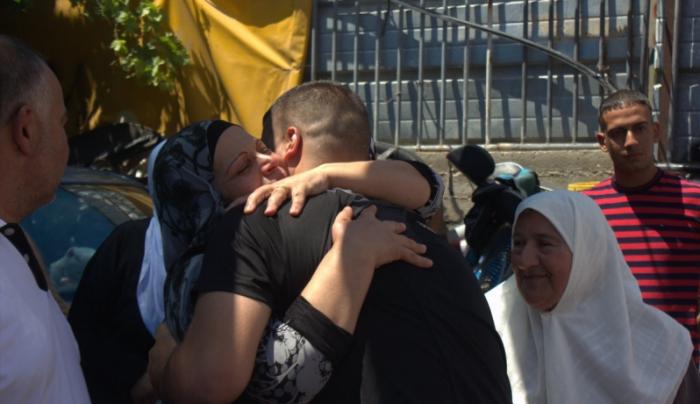 أفرجت سلطات الاحتلال الصهيوني اليوم الأربعاء، عن أسير من بلدة سيلة الحارثية غرب جنين، بعد قضائه أربعة عشر عاما في سجون الاحتلال . وقال الأسير المحرر أنس عبد الكريم جرادات لحظة الإفراج عنه من سجن النقب، إن الأسرى يباركون خطوات المصالحة، والعمل على إنجازها في أسرع وقت. وستنظم فعاليات وقوى وأهالي بلدة سيلة الحارثية، مساء اليوم، مهرجانا احتفاليا بمشاركة رئيس هيئة شؤون الأسرى عيسى قراقع، وطاقم الوزارة، احتفاء بتحرر جرادات.