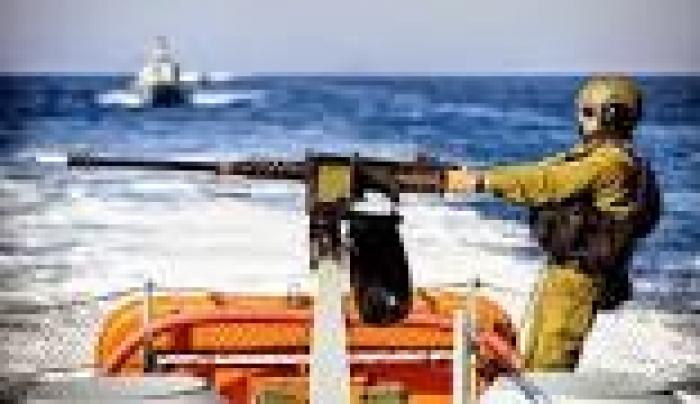الزوارق الحربية تطلق نيرانها تجاه مراكب الصيادين  