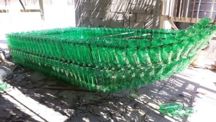 قارب بألف قارورة يجوب بحر غزة نحو مدينة عسقلان المحتلة