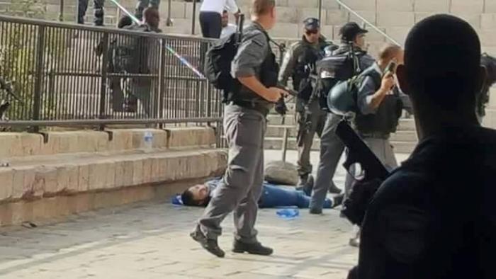 الاحتلال يعدم شاباً بدم بارد بزعم محاولته تنفيذ عملية طعن بالقدس