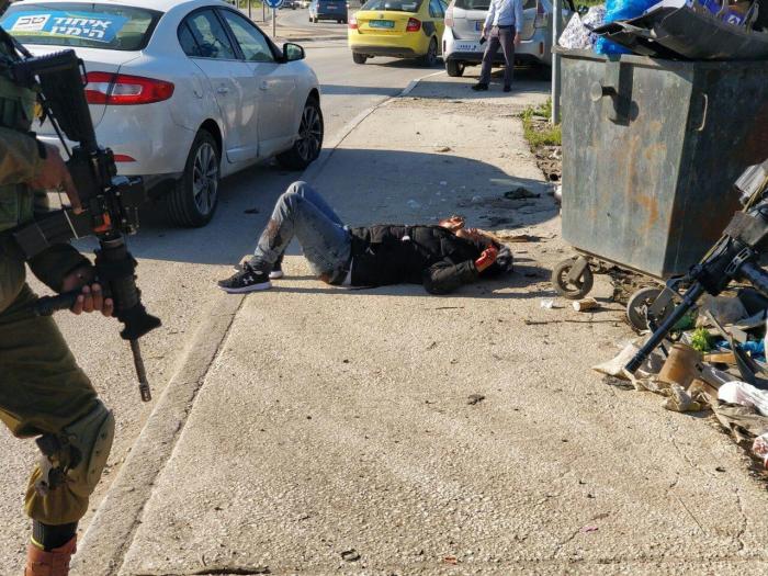 مستوطن يعدم فلسطيني ويصيب أخر بزعم تنفيذ عملية إطلاق نار