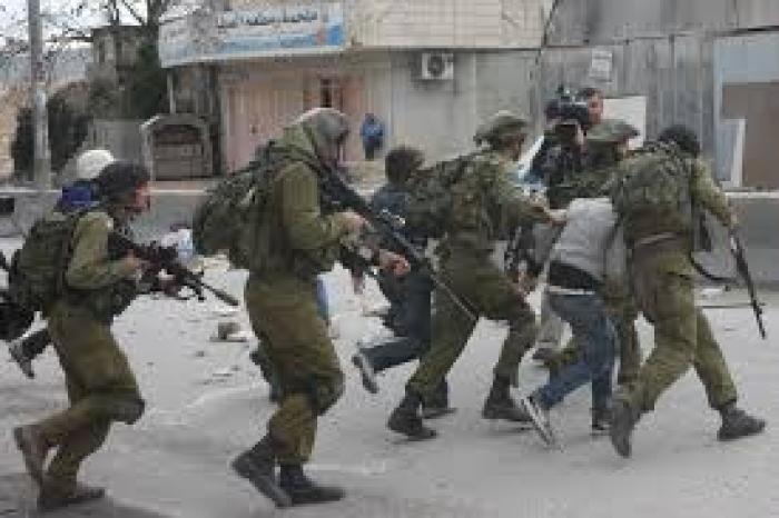بالأسماء: الاحتلال يعتقل 11 فلسطينياً من الضفة فجراً