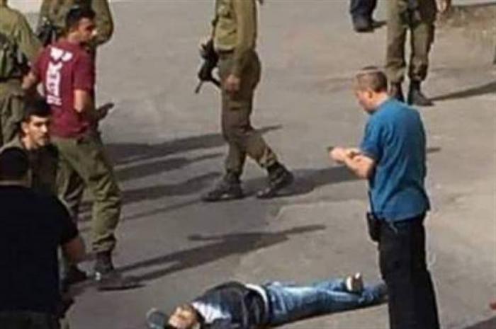 استشهد  شاب فلسطيني، اليوم الإثنين، بنيران جنود الاحتلال الإسرائيلي، بزعم تنفيذه عملية طعن بالقرب من الحرم الإبراهيمي في الخليل.  وزعم جيش الاحتلال ان  مجموعة من الجنود تواجدوا قرب المسجد الإبراهيمي في الخليل  اقدموا على إطلاق النار على شاب فلسطيني طعن أحد الجنود الذي أصيب بجروح طفيفة.  وذكرت مصادر محلية  بان قوات كبيرة منن جيش الاحتلال حضرت الى المكان وقامت باغلاق المنطقة.     يتبع ..