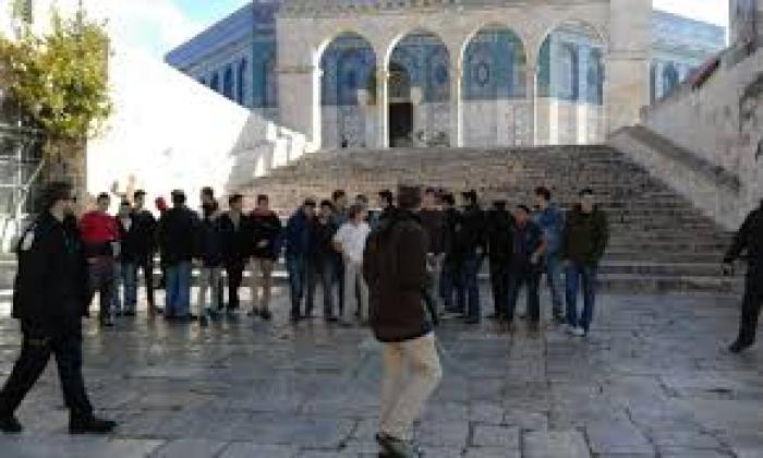 مستوطنون يؤدون طقوسا دينية في الأقصى ويعتدون على الحراس