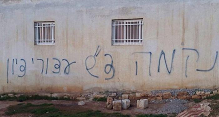 مستوطنون يعتدون على منزل فلسطيني بإلقاء قنابل الغاز داخله