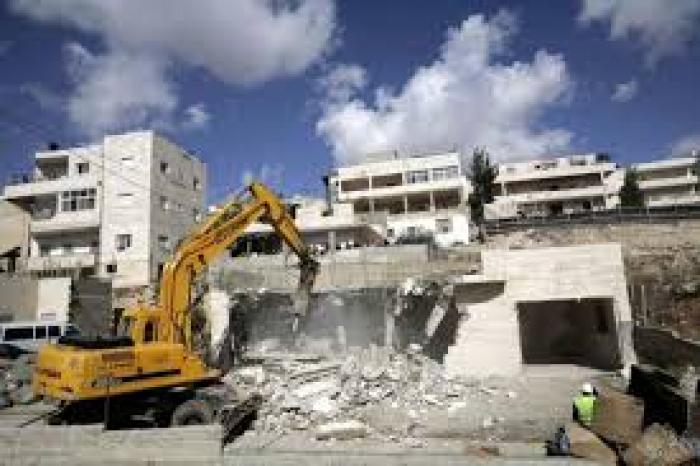 الاحتلال يهدم منشأة تجارية في القدس المحتلة