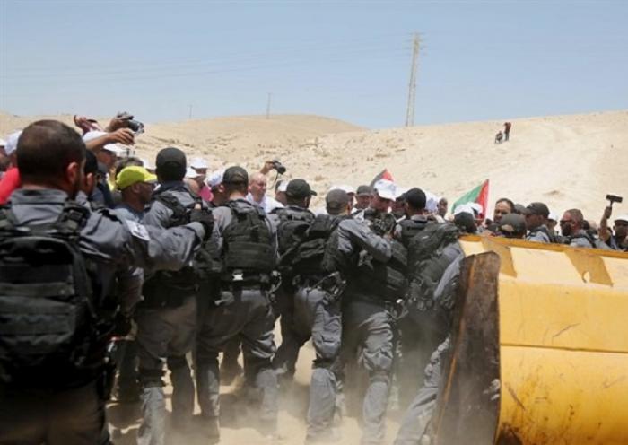 الاحتلال يهدم قرية الوادي الأحمر التي شيدها المتضامنون في منطقة الخان الاحمر