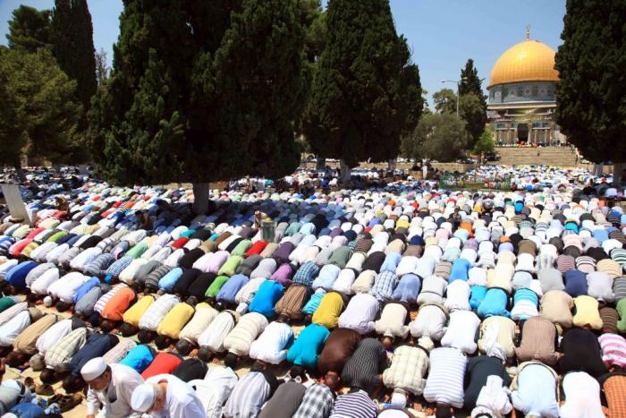 نحو 200 مواطناً يغادرون قطاع غزة لأداء الصلاة في المسجد الأقصى