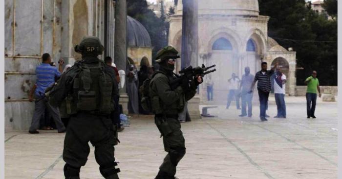 قوات الاحتلال تعتقل 12 مُصليا من داخل الأقصى