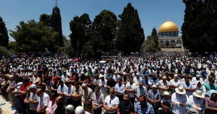 25 ألفاً يؤدون الجمعة برحاب المسجد الأقصى