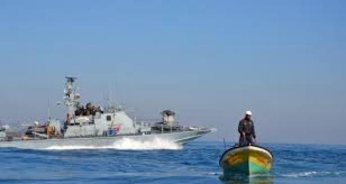 قوات الاحتلال تطلق النار على الصيادين وتلاحقهم ببحر شمال غزة