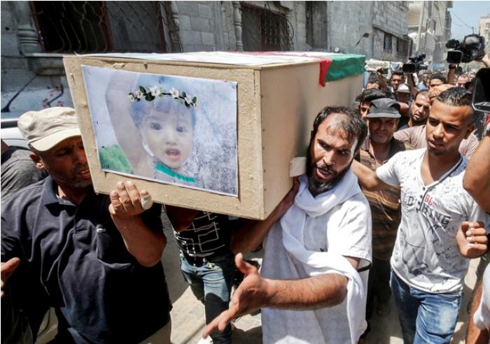 جماهير غفيرة تشيع الشهيدة الطفلة بيان ووالدتها الحامل وسطى القطاع