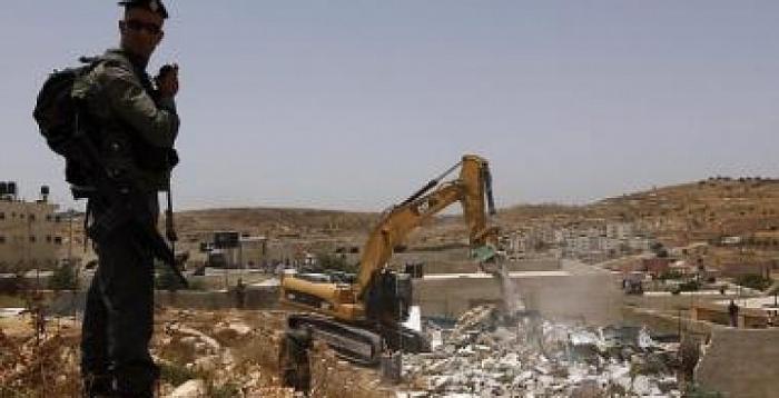  الاحتلال يخطر بهدم 3 منازل وبركسين وشبكة للكهرباء في دوما