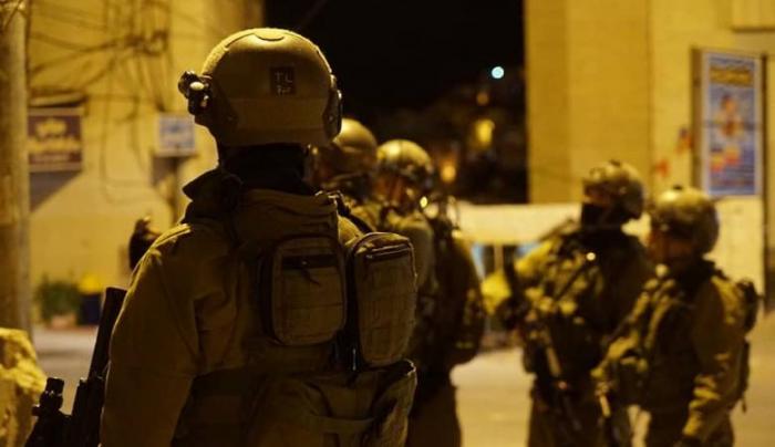 الاحتلال يعتقل 8 فلسطينيين من الضفة المحتلة