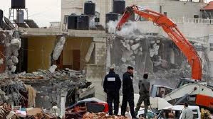 جرافات الاحتلال تهدم بناية سكنية في مخيم شعفاط وسط القدس المحتلة