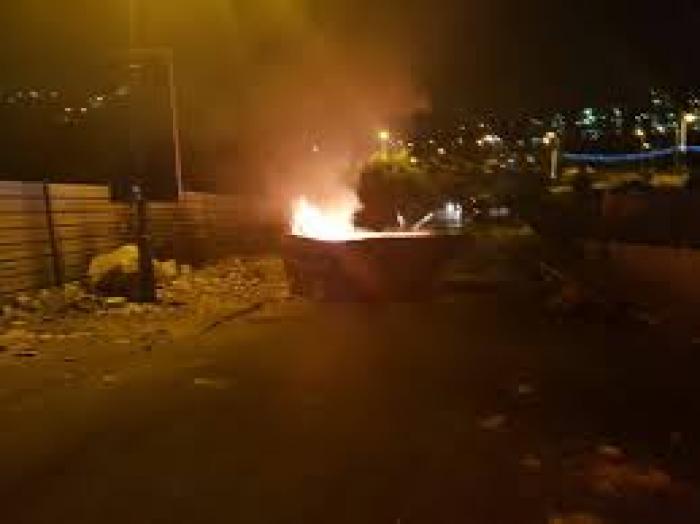الاحتلال يقتحم سلوان بعد اندلاع حريق في سيارة مستوطنين جراء رشقها بزجاجة حارقة في القدس 
