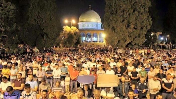 آلاف المواطنين يؤدون صلاتي التراويح والفجر في رحاب الأقصى