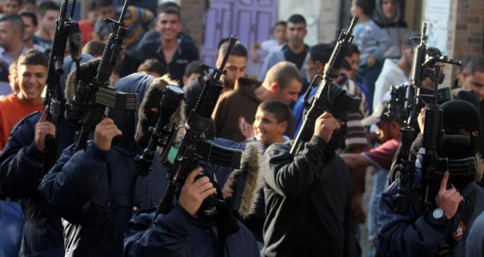 مجموعة مسلحة تطلق النار تجاه قوات الإحتلال في مخيم قلنديا
