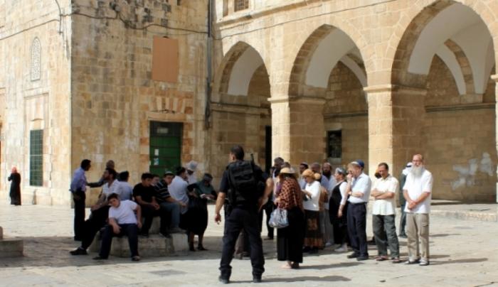 مستوطنون يقتحمون باحات الأقصى من جهة باب المغاربة