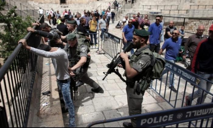 الاحتلال يبعد أربعة من كوادر حركة فتح في القدس عن منازلهم