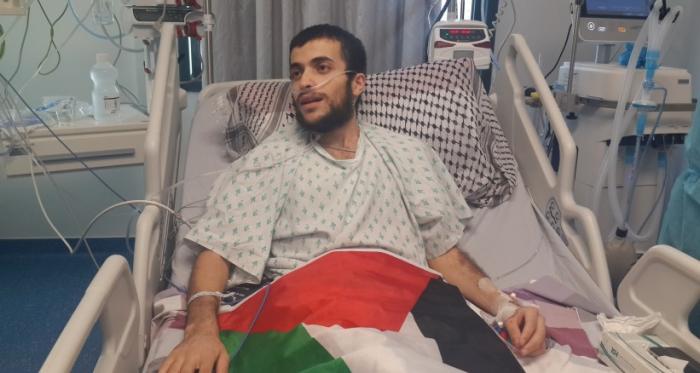 للاطمئنان على صحته.. عباس يزور الأسير المحرر مالك القاضي