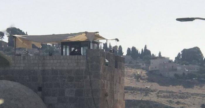 سلطات الإحتلال تنصب نقطة مراقبة فوق سطح قاعة باب الرحمة داخل الأقصى