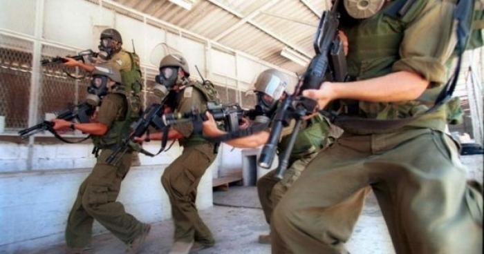 طعن سجانين في سجن النقب وعشرات الاصابات في صفوف الاسرى