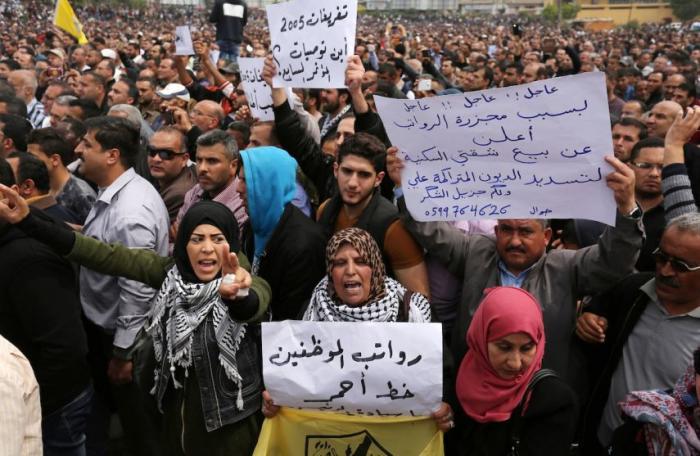  (7 آلاف) موظف مدني بغزة أحيلوا للتقاعد