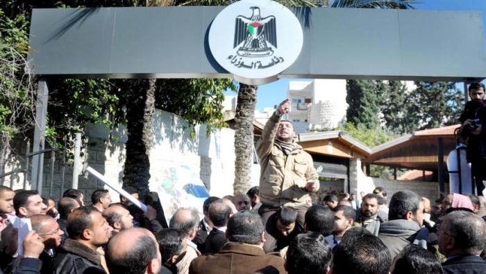 الحكومة قررت احالة 6145 موظفا من غزة للتقاعد المبكر