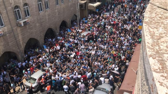 أهالي منازل مهدده بالهدم يؤدون صلاة الجمعة في محيط  بيوتهم غرب بيت لحم