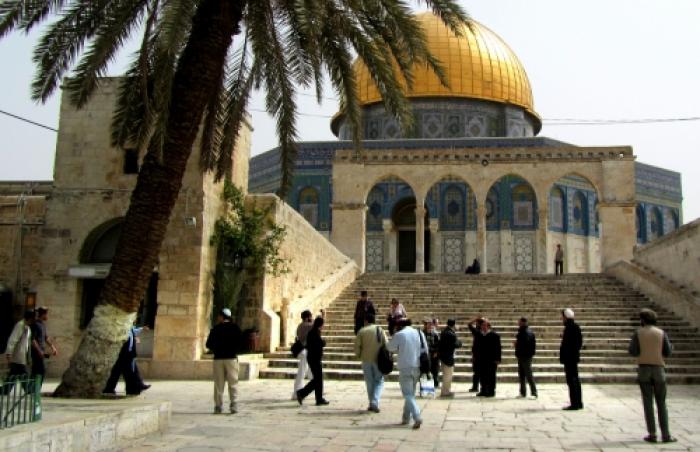 16 متطرفاً يقتحمون ساحات الأقصى