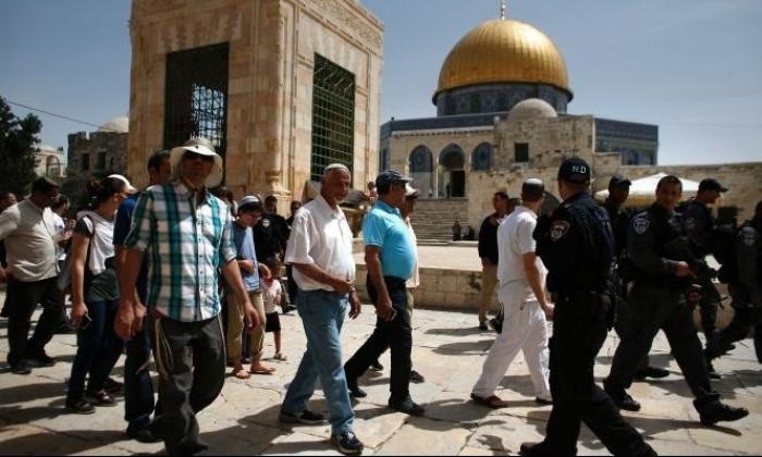 قطعان المستوطنين يجددون اقتحامهم باحات الأقصى