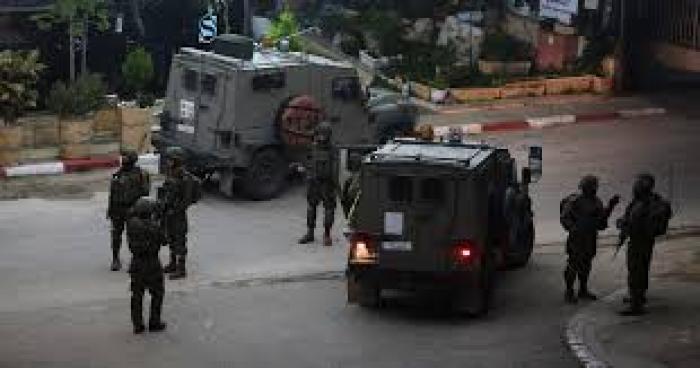 المستوطنون يهاجمون الفلسطينيين والاحتلال يغلق حوارة