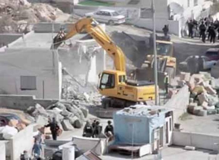 الاحتلال يهدم محطة الوقود في حزما