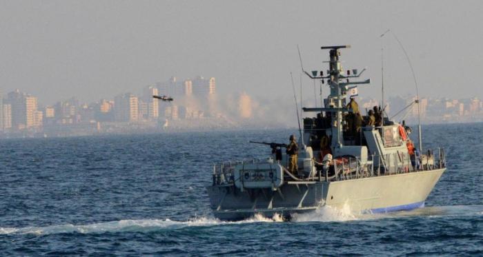 زوارق الاحتلال تستهدف مراكب الصيادين في غزة ودير البلح