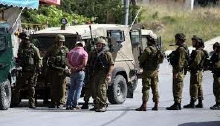 الاحتلال يعتقل 10 فلسطينيين بالضفة فجر اليوم
