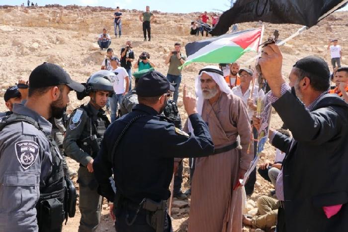 لليوم الخامس عشر على التوالي تواصل الاعتصام في الخان الأحمر 