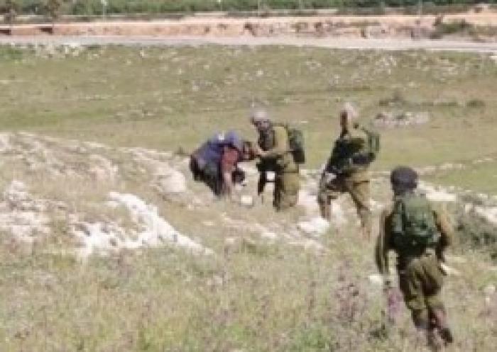 بالفيديو : قوات الاحتلال تعتدي بالضرب على الصحفيين في النبي صالح