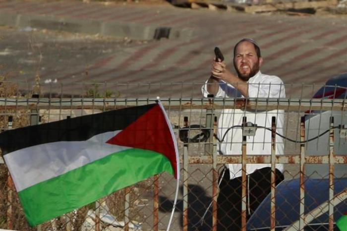 مستوطن يطلق النار على شاب بالخليل ويصيبه بجروح خطيرة