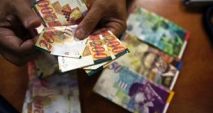 المالية : صرف رواتب موظفي السلطة عبر البنوك غدا