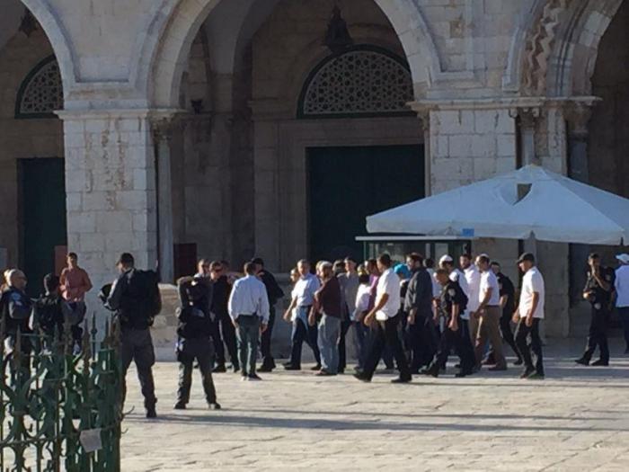 قطعان المستوطنون يقتحمون باحات المسجد الأقصى من جهة باب المغاربة