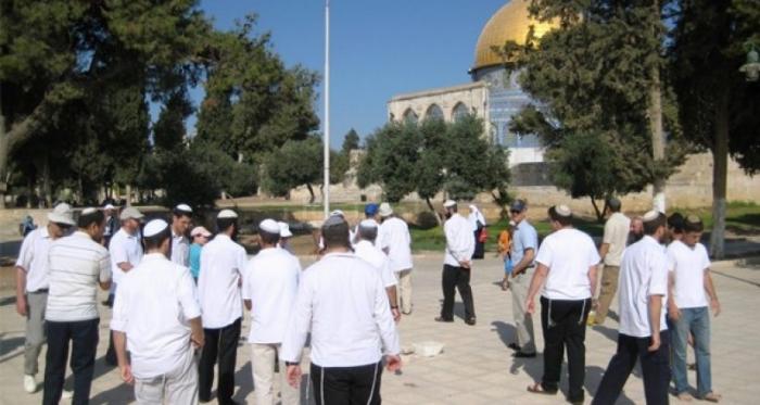 مجموعة من المستوطنين تقتحم المسجد الأقصى بحماية أمنية