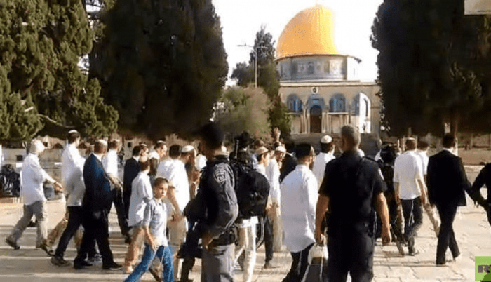 عشرات المستوطنين يجددون اقتحامهم باحات الأقصى المبارك