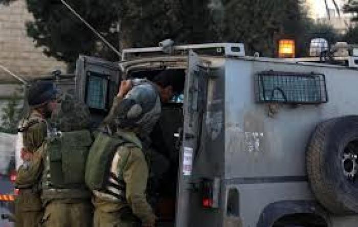 سلطات الاحتلال تعتقل 23 فلسطينيا بالضفة وتدعي مصادرة أسلحة