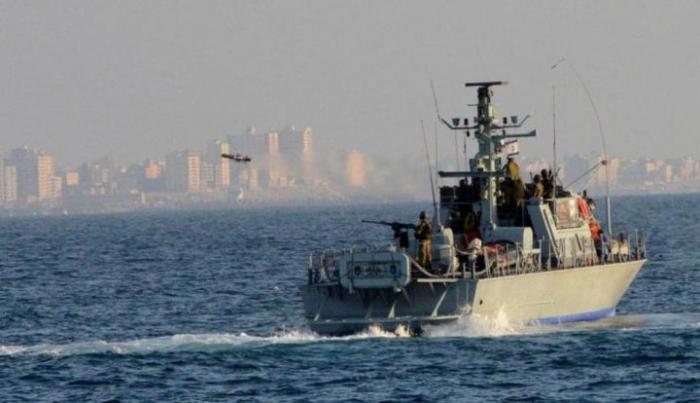 الاحتلال يطارد الصيادين في عرض بحر شمال غزة