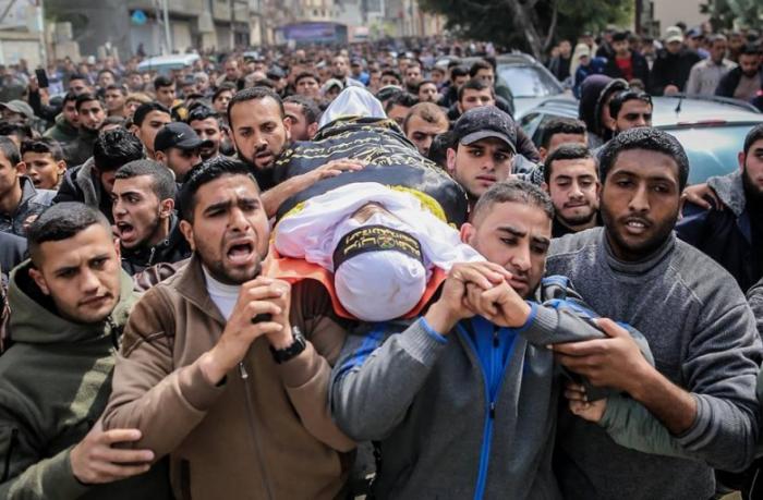 جماهير غفيرة تشيع  الشهيدين حرارة وشتات من قطاع غزة