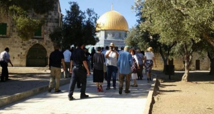 مستوطنون صهاينة يقتحمون باحات المسجد الأقصى وسط قيود مشددة
